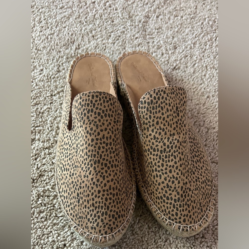 Universal Thread Tan and Black leopard Slides